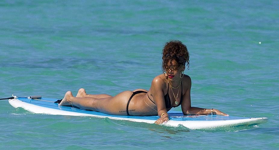 Rihanna exponiendo su cuerpo sexy y su culo caliente en tanga mientras surfea
 #75275704