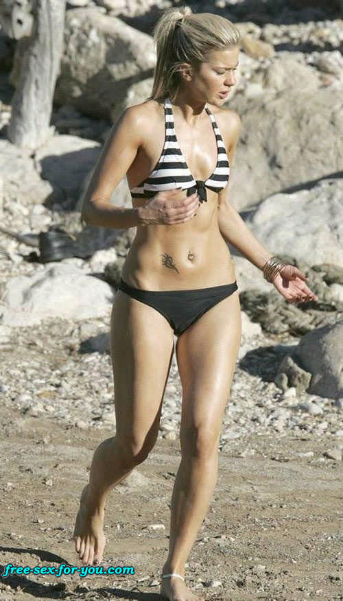 Kate lawler montrant ses seins sur des photos paparazzi seins nus
 #75437775