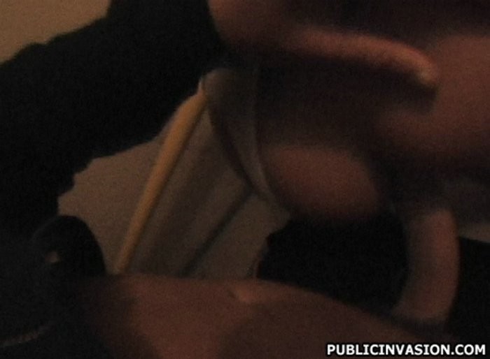 Afortunada mamada de un extraño en público por una linda adolescente
 #78923087