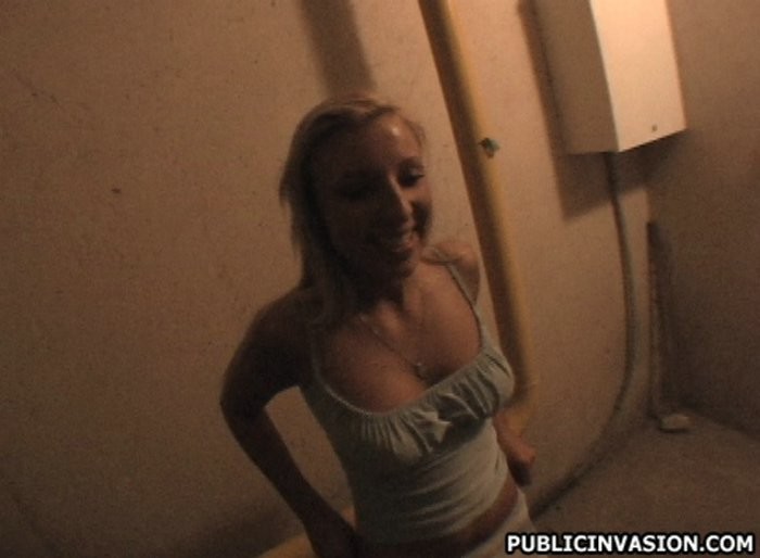 Afortunada mamada de un extraño en público por una linda adolescente
 #78923108