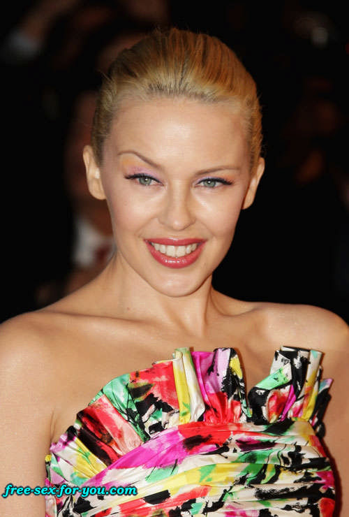 Kylie Minogue che mostra le sue piccole tette e upskirt foto paparazzi
 #75424444