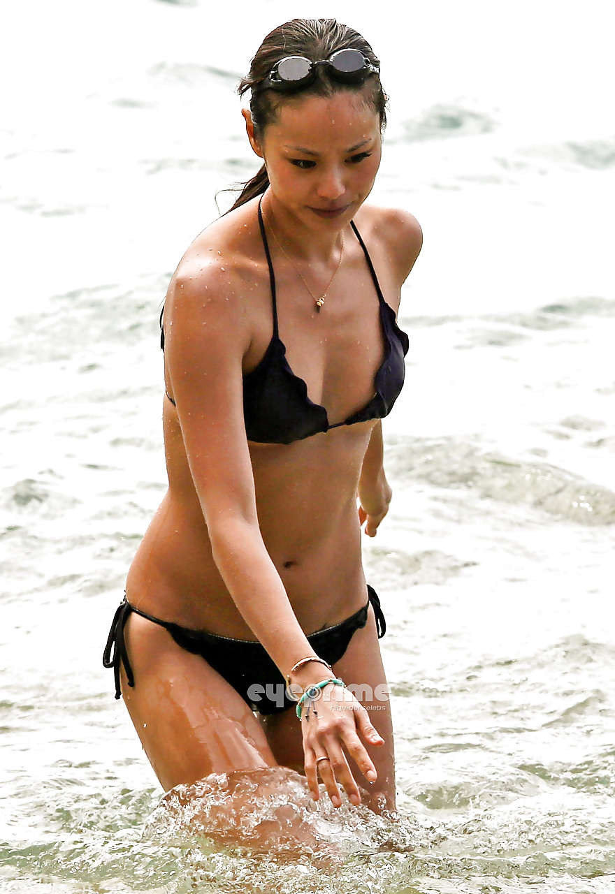 Jamie chung très sexy et sexy en bikini sur la plage
 #75230414