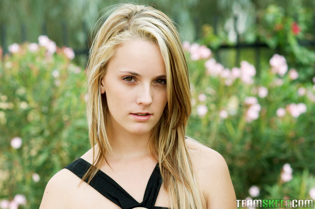 Pequeña joven fina en un vestido negro se masturba 
 #68389065