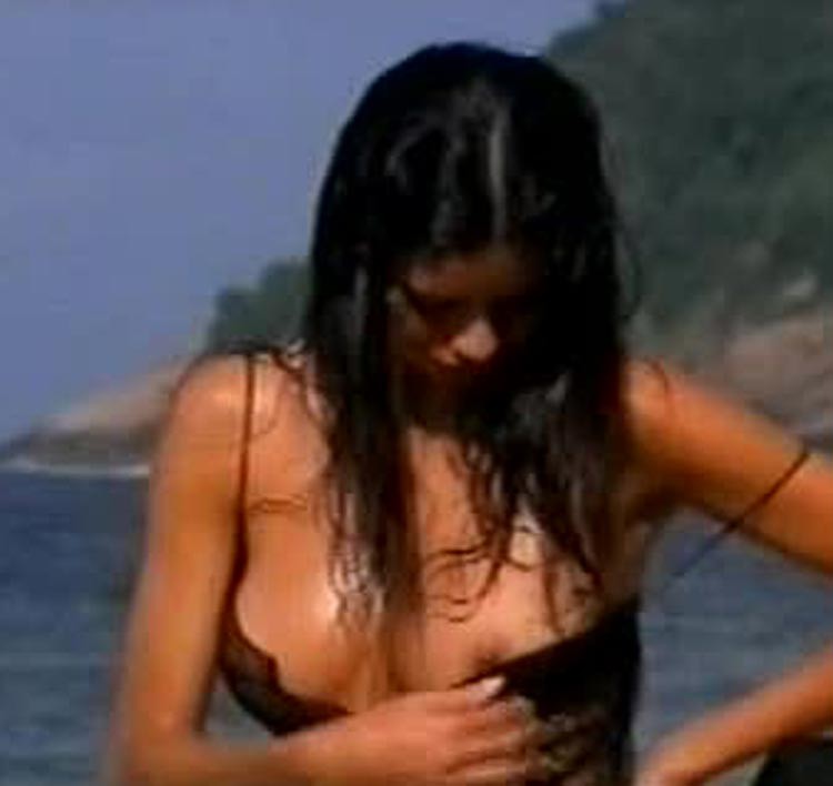 Adriana lima scivolando un capezzolo in bikini nero
 #75375257