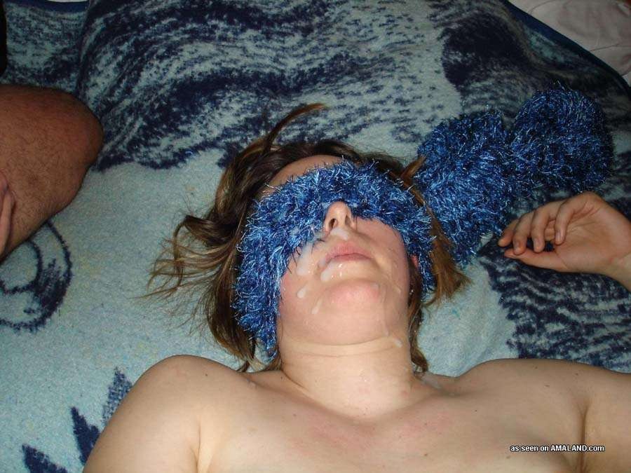 Fotoserie einer versauten Amateur-Tussi mit verbundenen Augen, die abgewichst wurde
 #68422230