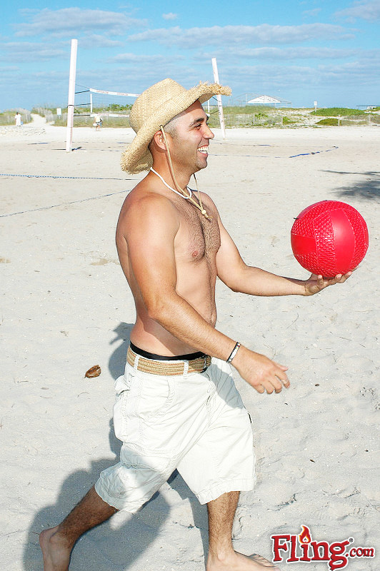 Des garçons chauds jouent au volley-ball sur la plage nue puis se font sauter le cul dans ces... 
 #76953367