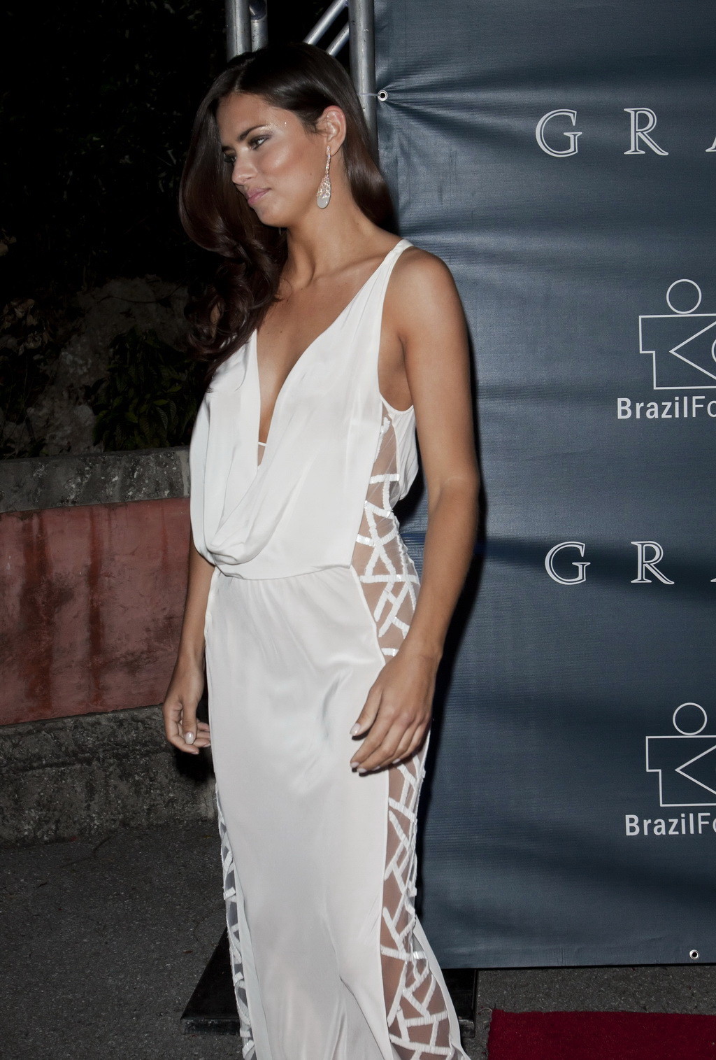 Adriana Lima zeigt ohne BH ein riesiges Dekolleté in einem weißen, teilweise durchsichtigen Kleid bei 
 #75237246