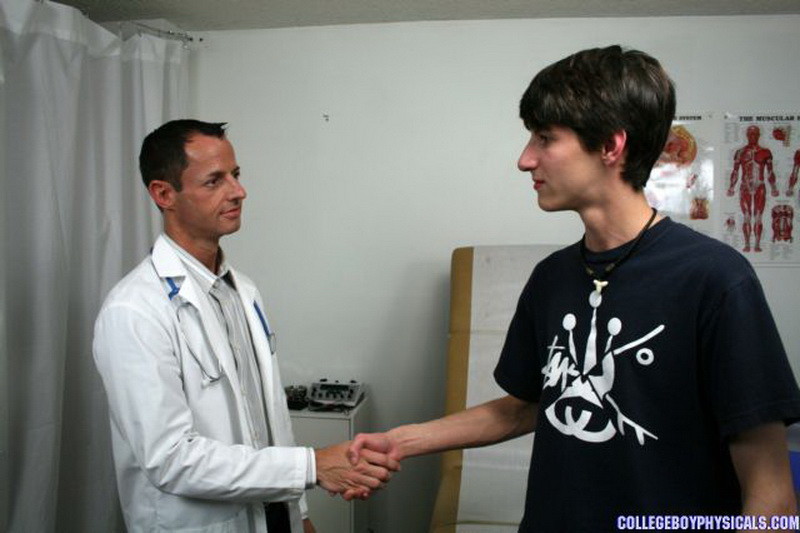 Un jeune homme à la grosse bite se fait examiner par un docteur gay.
 #76980799