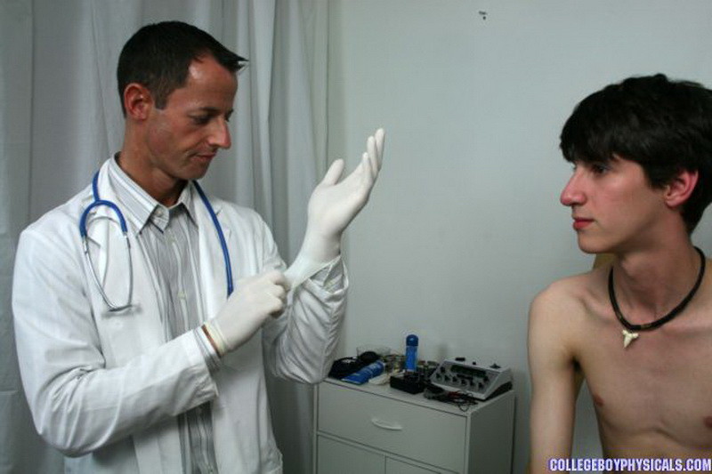 Un jeune homme à la grosse bite se fait examiner par un docteur gay.
 #76980842