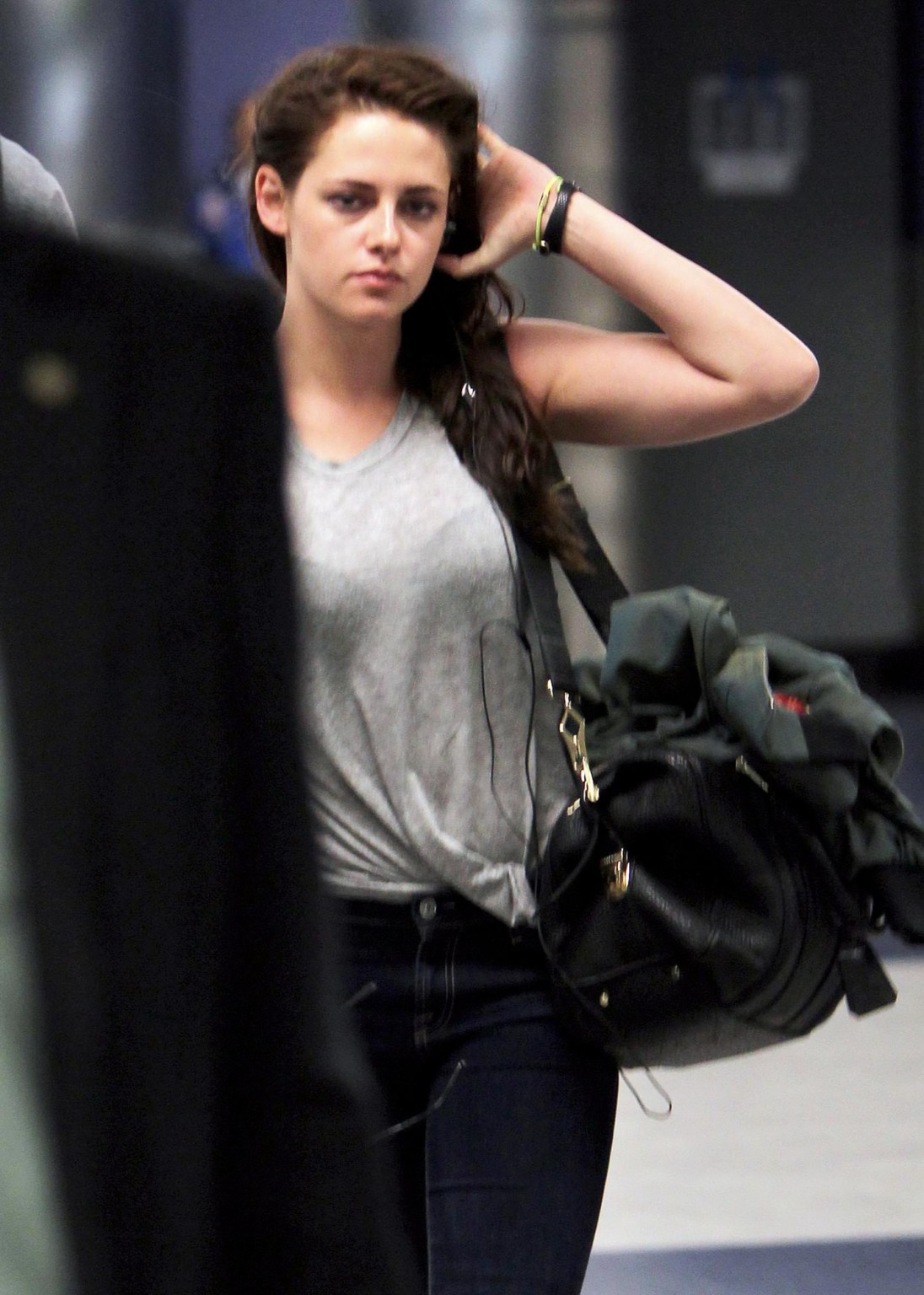 Kristen stewart en soutien-gorge à l'aéroport de lax.
 #75259255