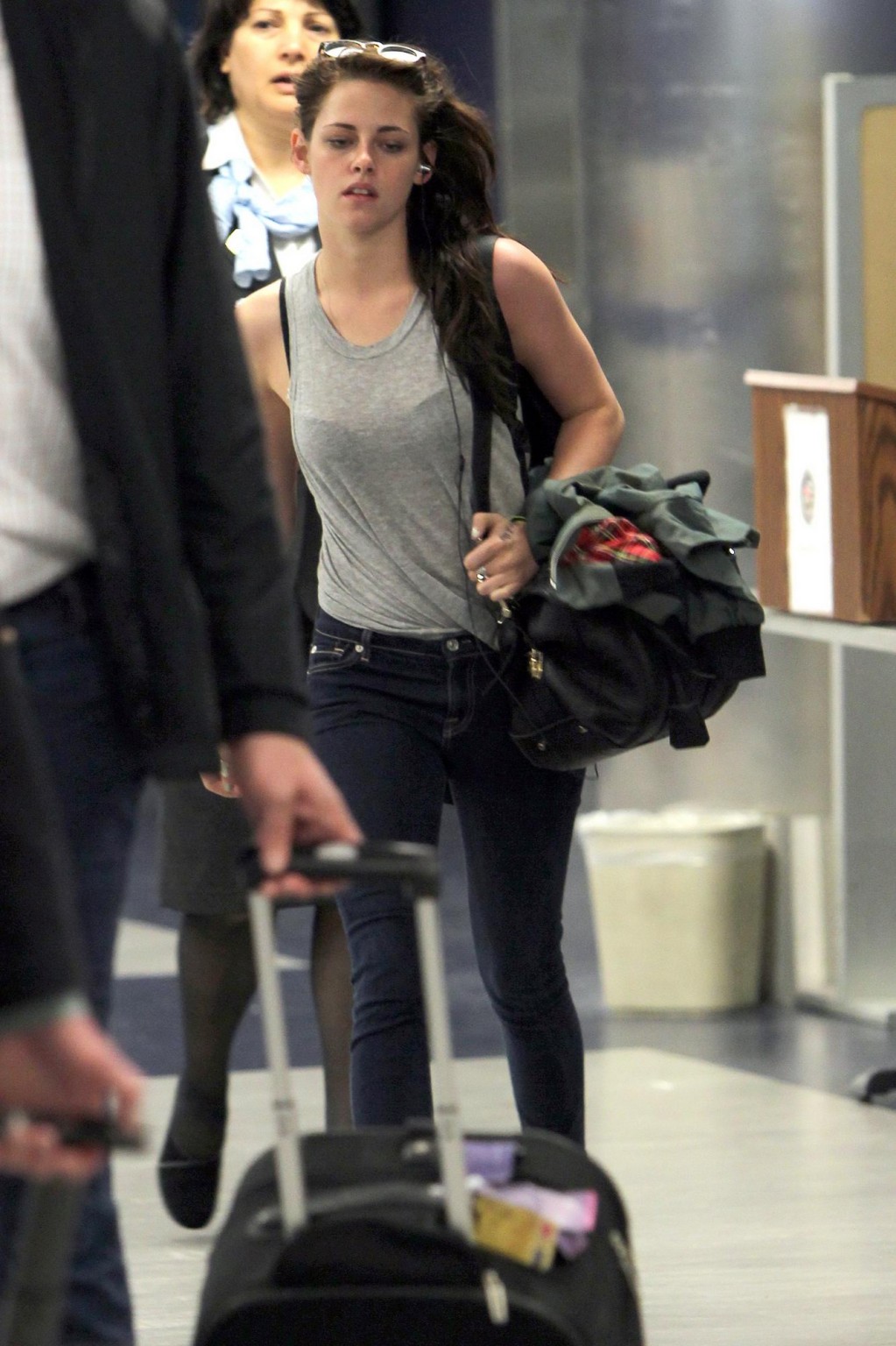 Kristen Stewart vedere attraverso al reggiseno all'aeroporto di lax in la
 #75259280