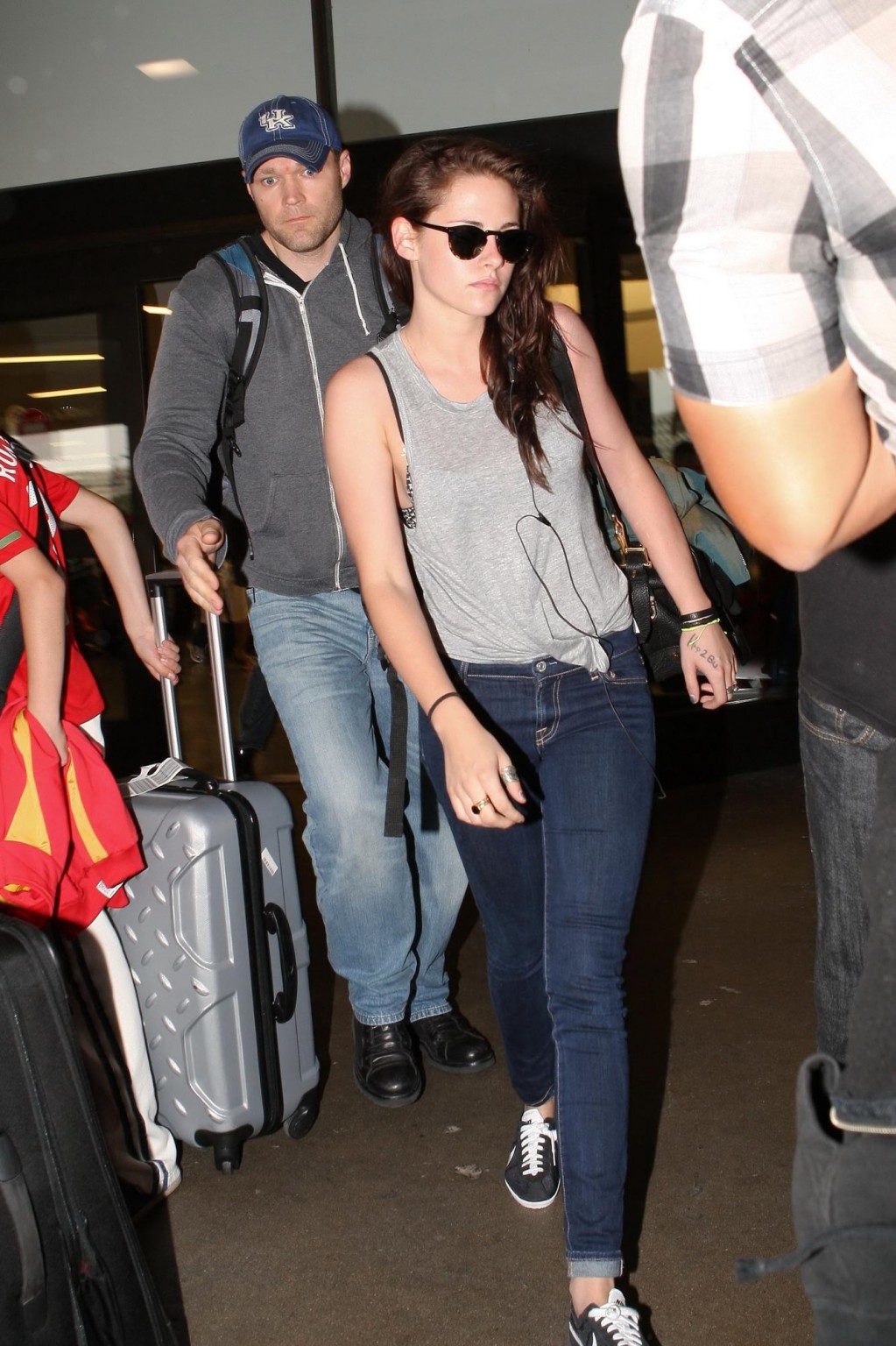 Kristen Stewart vedere attraverso al reggiseno all'aeroporto di lax in la
 #75259286