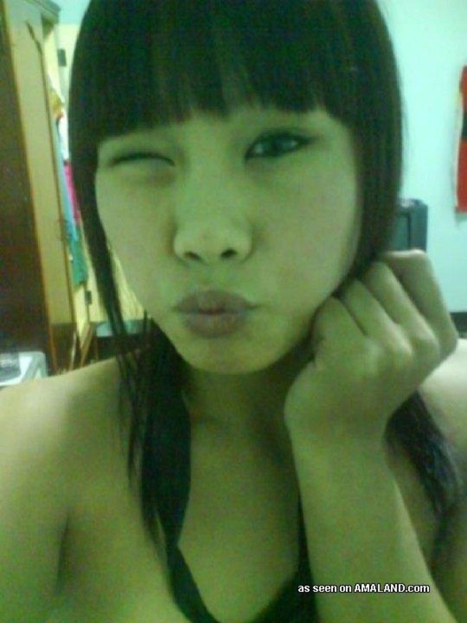 Pequeña asiática que se burla y se autodispara desnuda
 #67597115