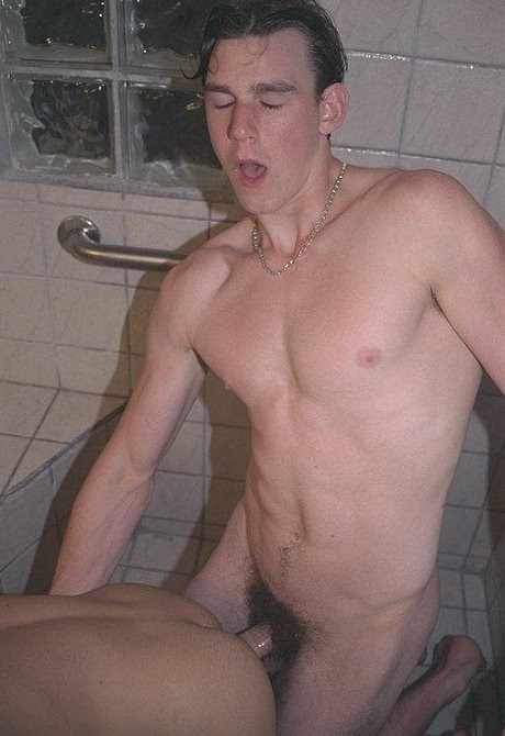 Dos guapos jovencitos disfrutan chupando y follando mutuamente y duchándose
 #76977034