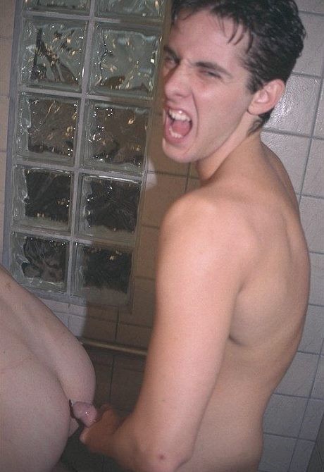 Dos guapos jovencitos disfrutan chupando y follando mutuamente y duchándose
 #76977063