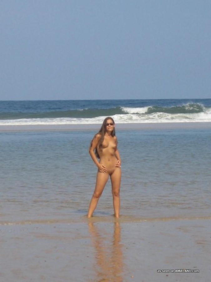 Compilation d'une nana sexy et perverse posant nue en plein air
 #67632410