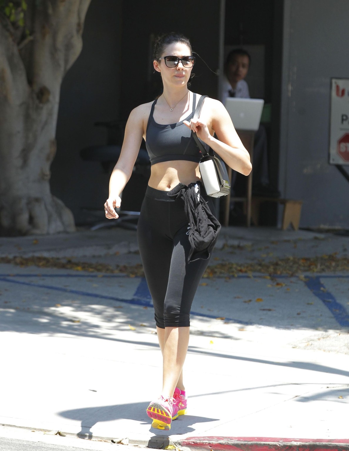 Emmy Rossum zeigt ihre Möpse in einem schwarzen Sport-BH beim Verlassen eines Fitnessstudios in Beverly Hills
 #75191465