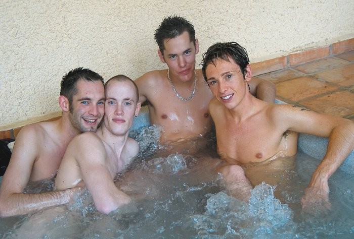 Quatre magnifiques jeunes hommes s'amusent à sucer et à jouir dans un jacuzzi chaud.
 #76931418