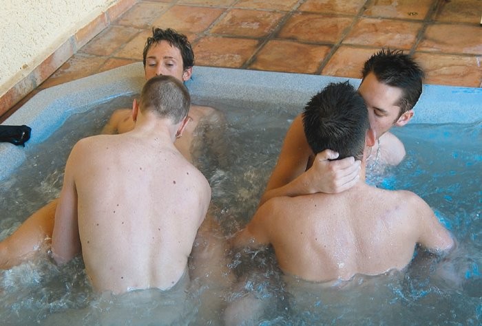 Quatre magnifiques jeunes hommes s'amusent à sucer et à jouir dans un jacuzzi chaud.
 #76931433