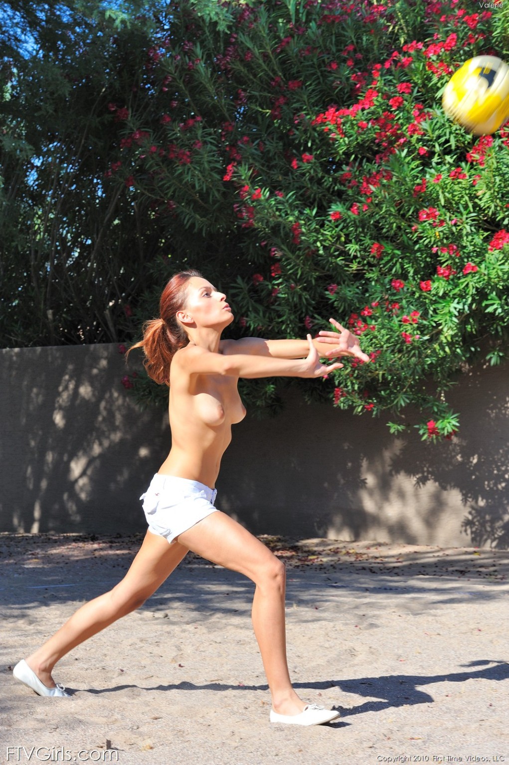 Valerie juega desnuda en un parque
 #71244089