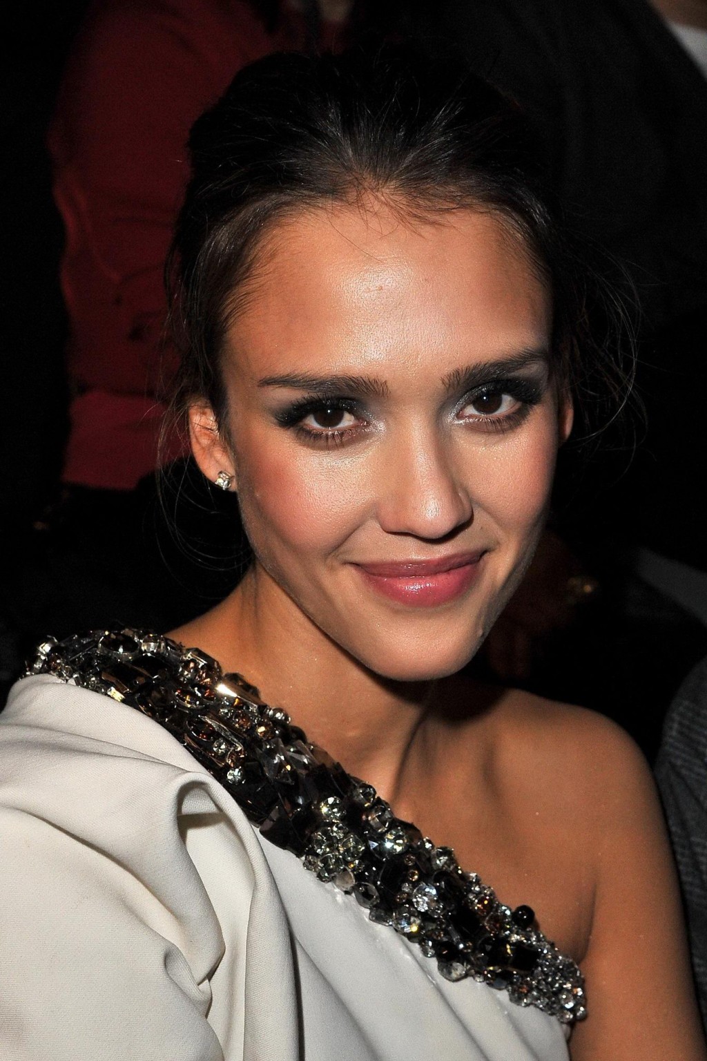 Jessica alba blinkt ihr höschen bei lanvin fashion show in paris
 #75271945