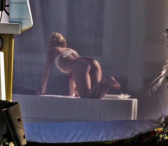 Shakira exposant son corps sexy et ses fesses en string au bord de la piscine.
 #75276975