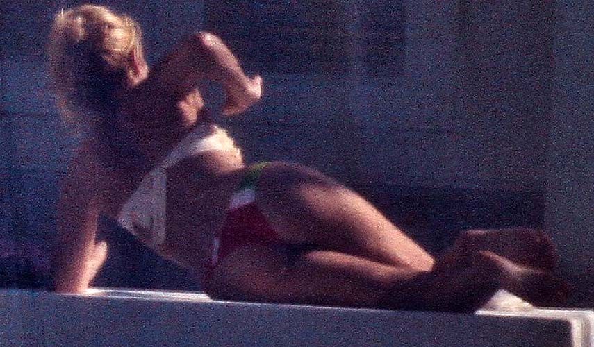 Shakira mostrando su cuerpo sexy y su culo caliente en tanga en la piscina
 #75276992