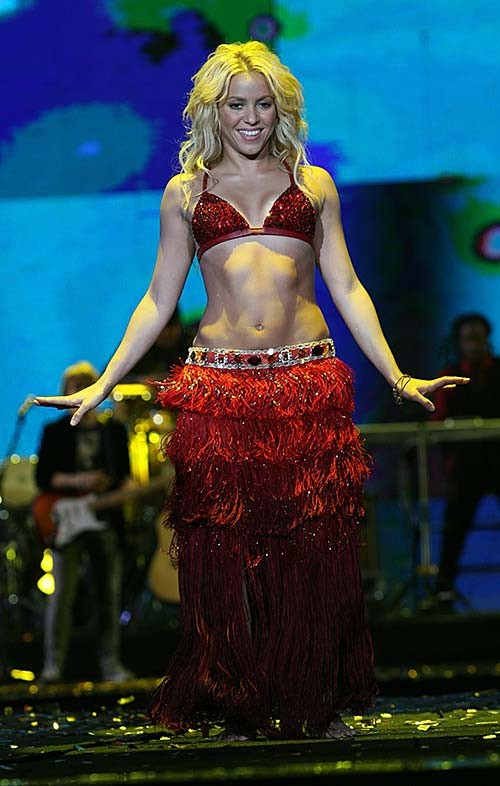 Shakira mostrando su cuerpo sexy y su culo caliente en tanga en la piscina
 #75277042