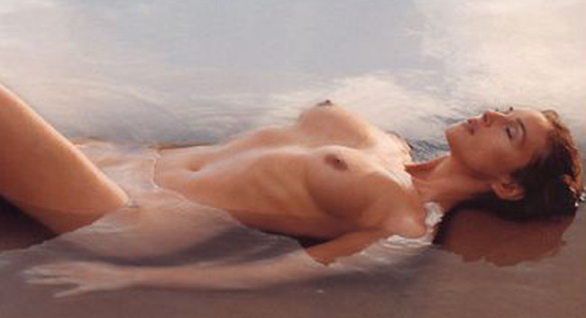 有名人のモニカ・ベルッチが素敵な乳房と毛深いプッシーをヌードにする
 #75401434