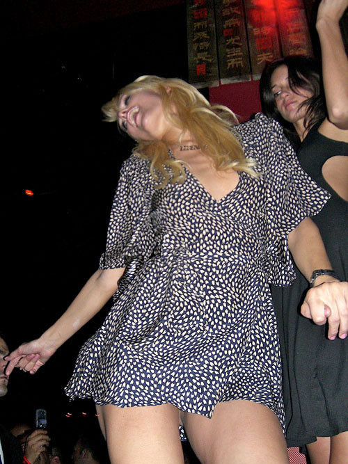 Paris Hilton posiert nackt und entblößt Arsch Paparazzi-Bilder
 #75438074