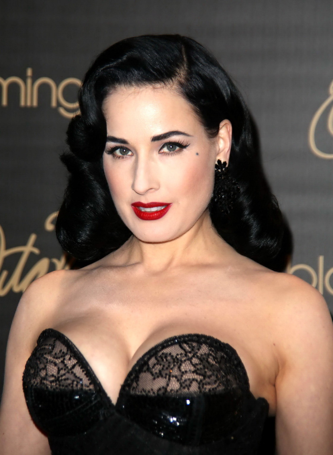 Dita von teese mostrando un enorme escote en el lanzamiento de su línea de lencería en nyc
 #75201190