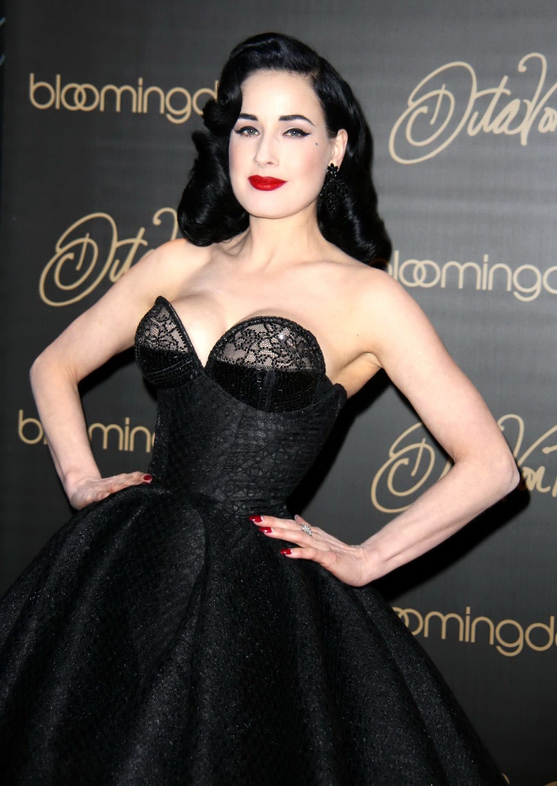 Dita von teese mostrando un enorme escote en el lanzamiento de su línea de lencería en nyc
 #75201196
