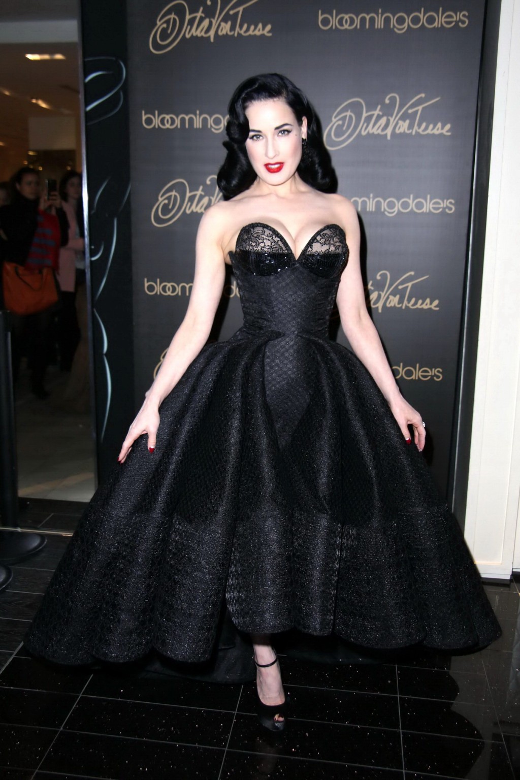 Dita von teese mostrando un enorme escote en el lanzamiento de su línea de lencería en nyc
 #75201217