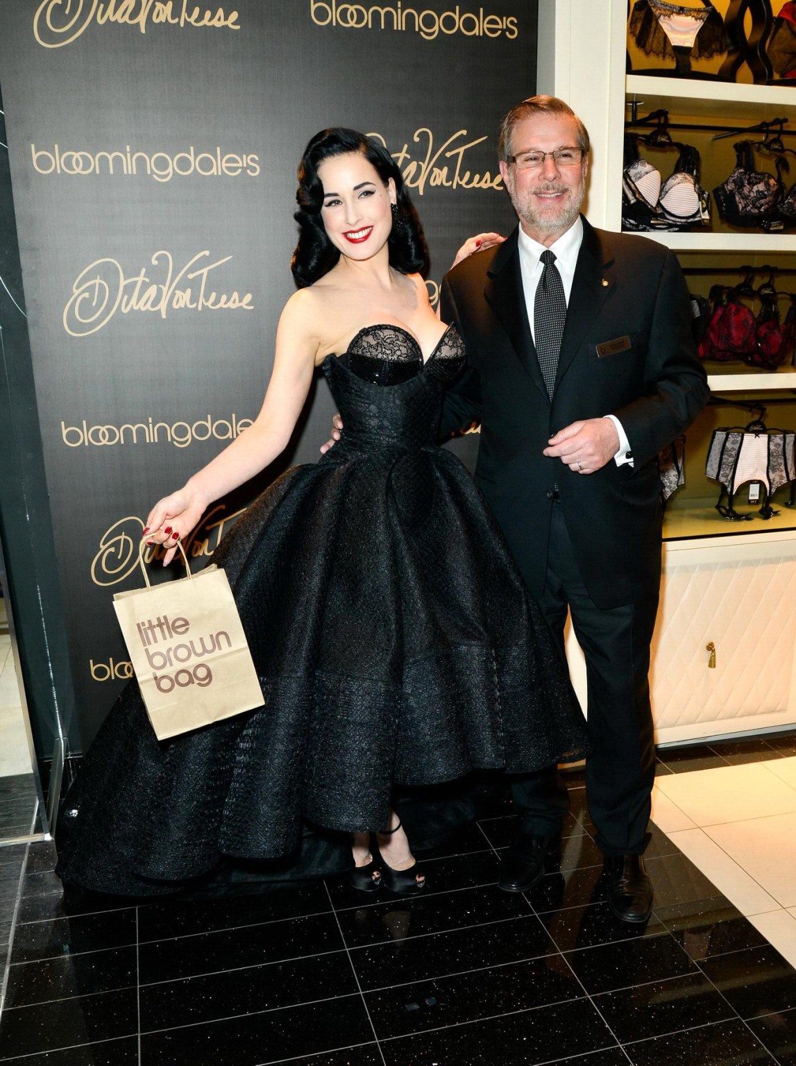 Dita von teese mostrando un enorme escote en el lanzamiento de su línea de lencería en nyc
 #75201243