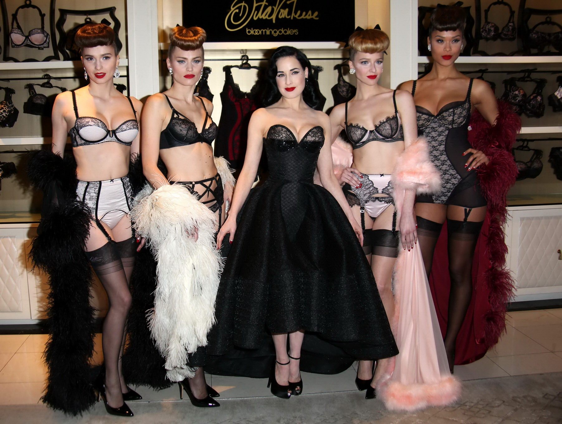 Dita von teese montre un énorme décolleté lors du lancement de sa ligne de lingerie à New York.
 #75201273