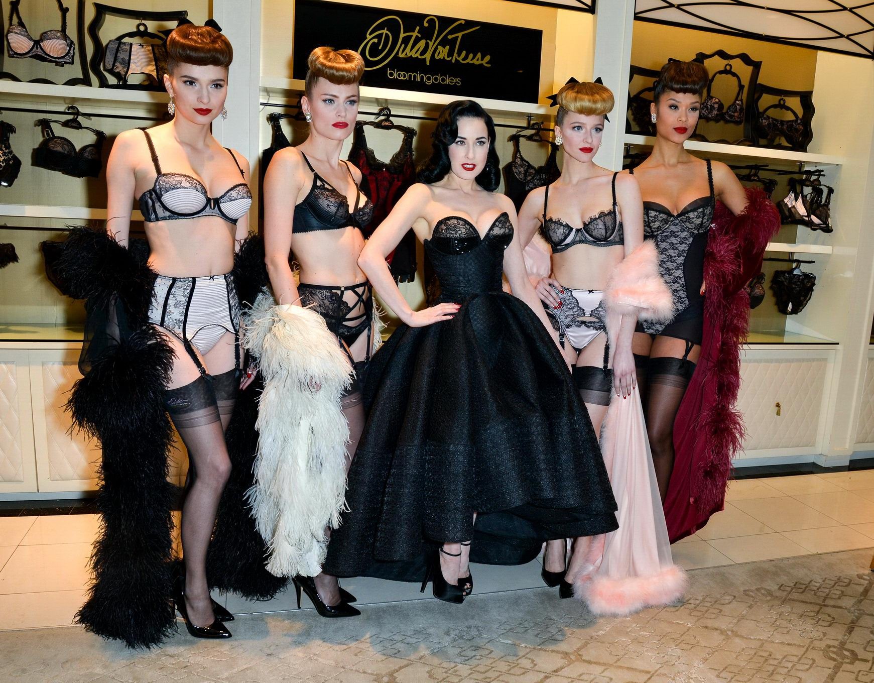 Dita von teese montre un énorme décolleté lors du lancement de sa ligne de lingerie à New York.
 #75201297