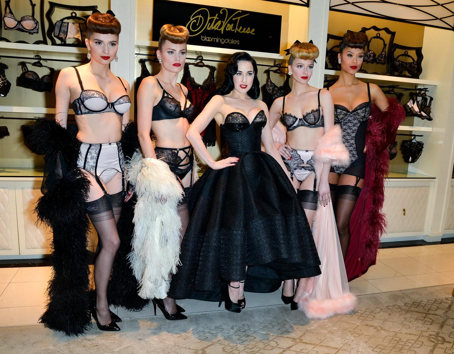 Dita von teese mostrando un enorme escote en el lanzamiento de su línea de lencería en nyc
 #75201297