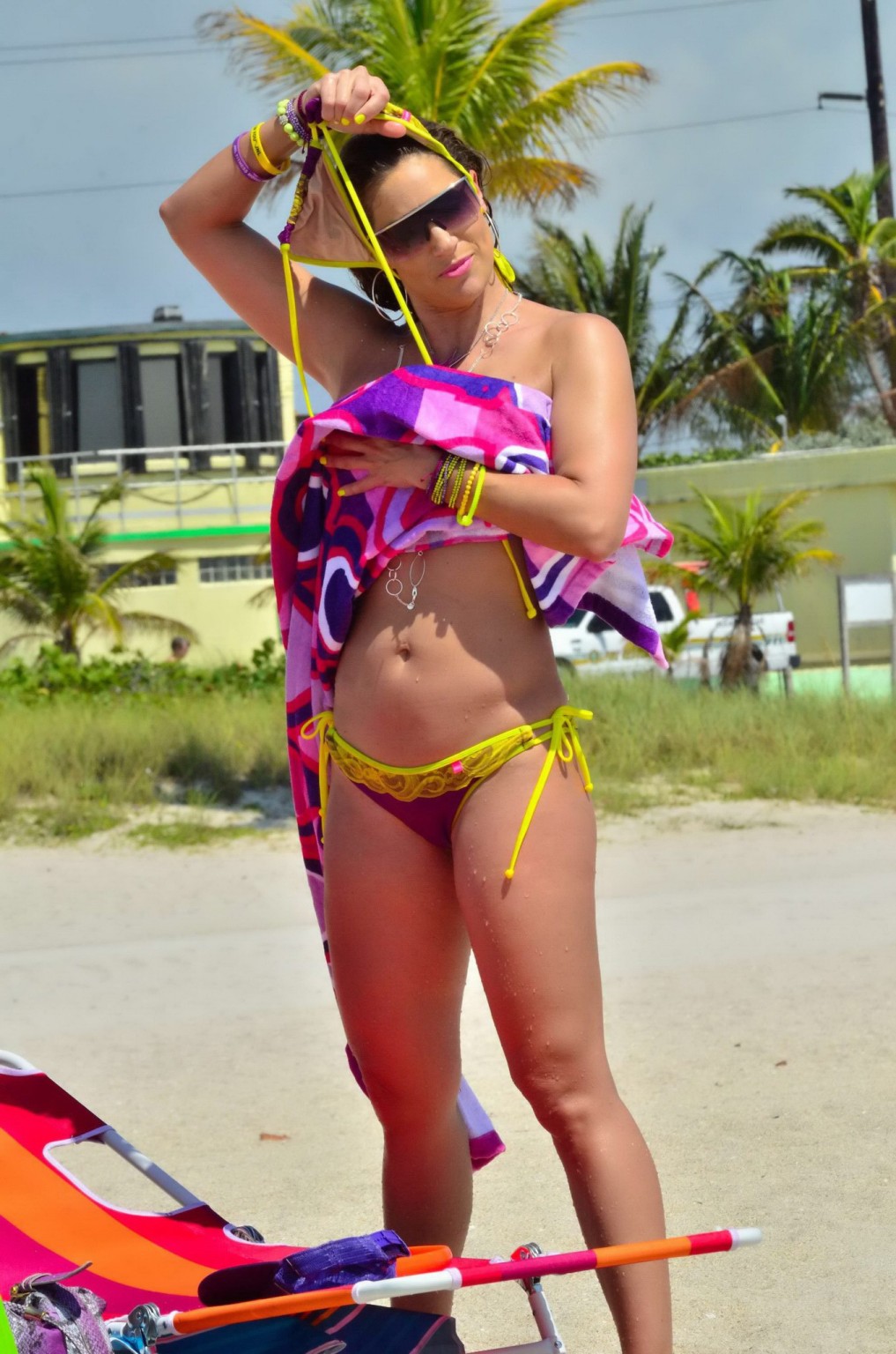 マイアミビーチで毛深いマンコと乳首を披露するジェニファー・ニコル・リー
 #75230947