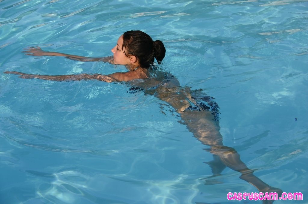 Pechugona asiática en bikini nadando
 #70005425