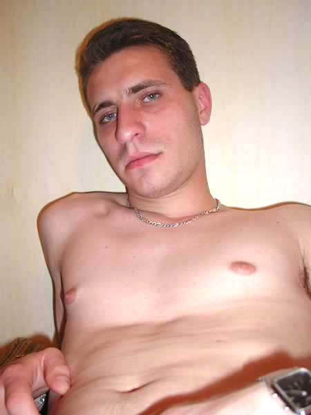 裸でポーズをとるセクシーなアマチュア男性
 #77010263