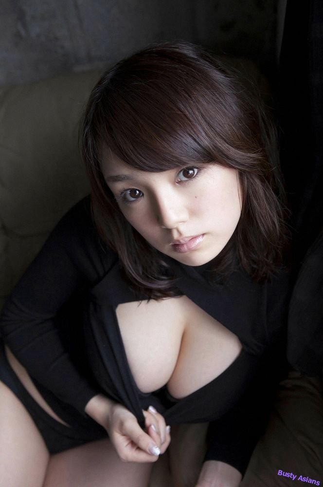 Busty asiatischen Modell ai shinozaki trägt schwarze Dessous
 #72995935