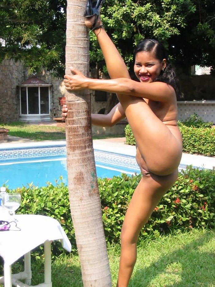 Mignonne filipina en bikini sexy qui s'étale et se doigte la chatte rasée à la piscine.
 #73169369