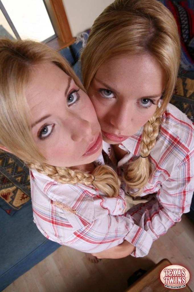 Rubias gemelas jóvenes mostrando sus tetas
 #79021904