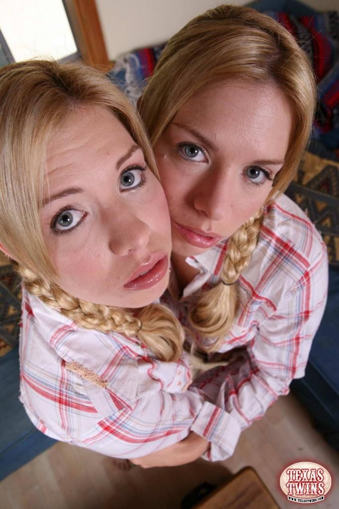 Rubias gemelas jóvenes mostrando sus tetas
 #79021909