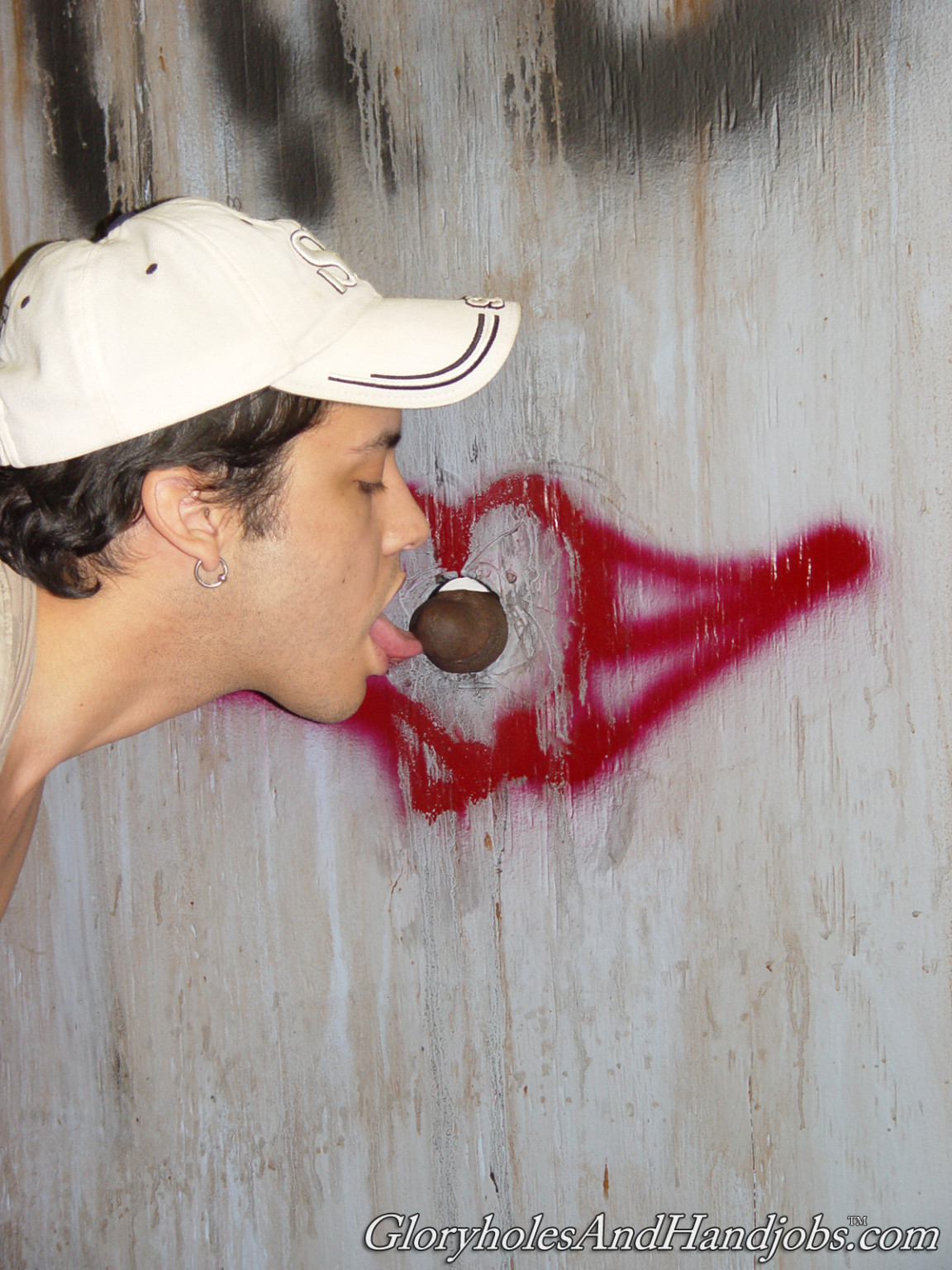 Un tipo cachondo chupando una fuerte polla en una acción gay de gloryhole
 #76956122