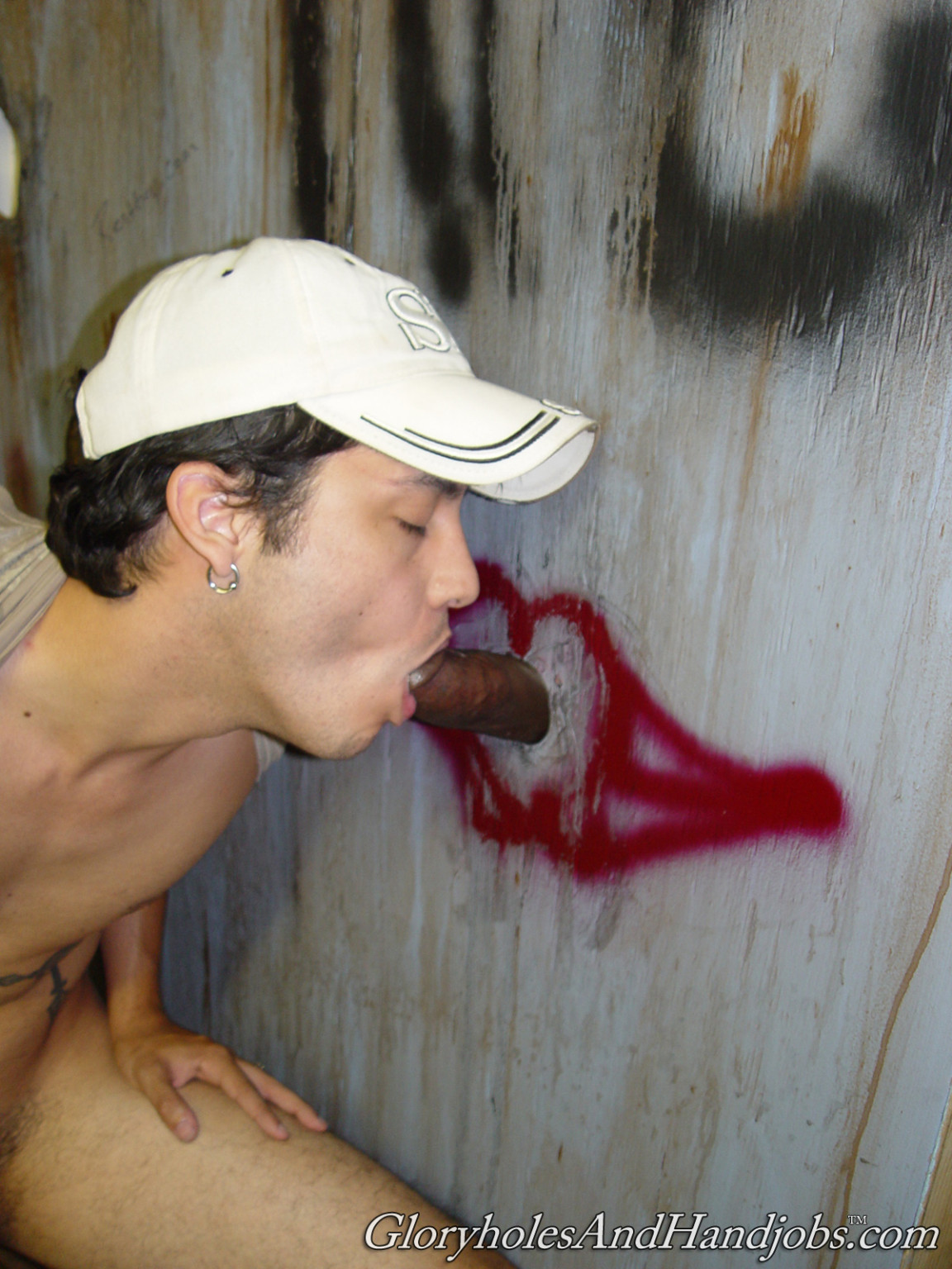 Un tipo cachondo chupando una fuerte polla en una acción gay de gloryhole
 #76956153