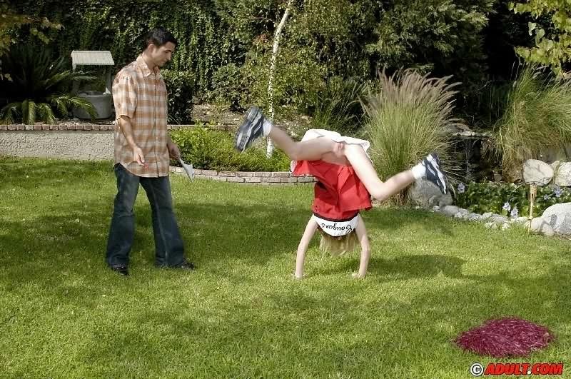 Animadora joven sucia hillary scott se encuentra con una polla y se la follan
 #75466798