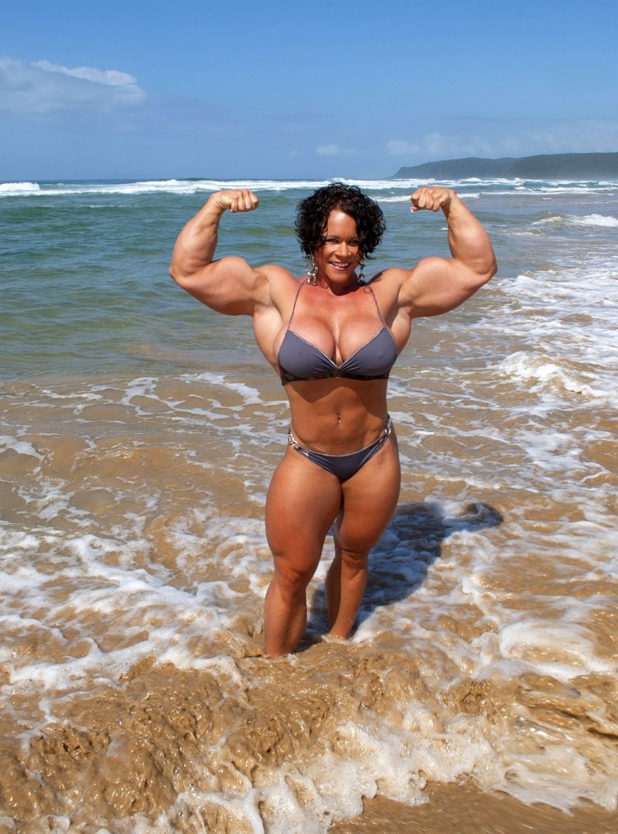 Masiva culturista femenina flexionando sus músculos verdaderamente enormes
 #72258133