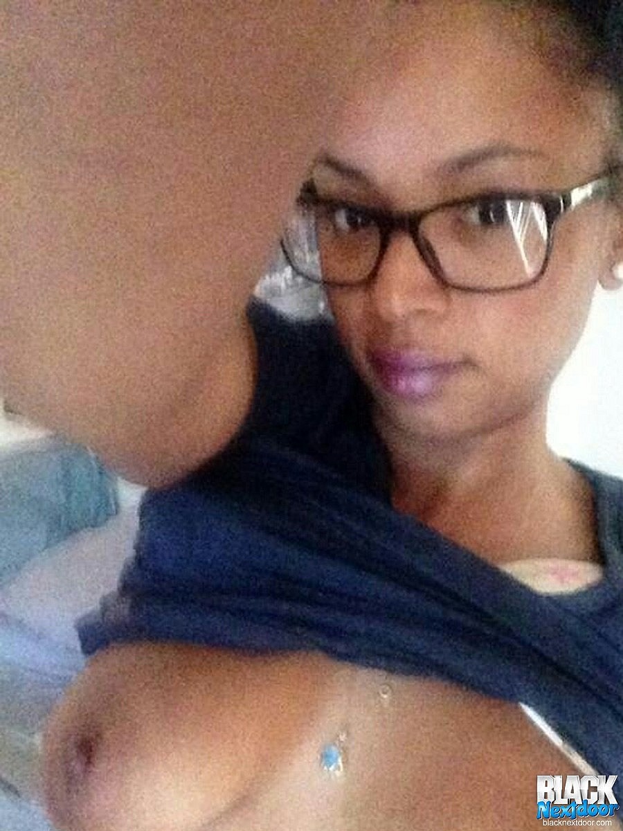 Amateur ebony selfies de ses seins sexy nus
 #67247096