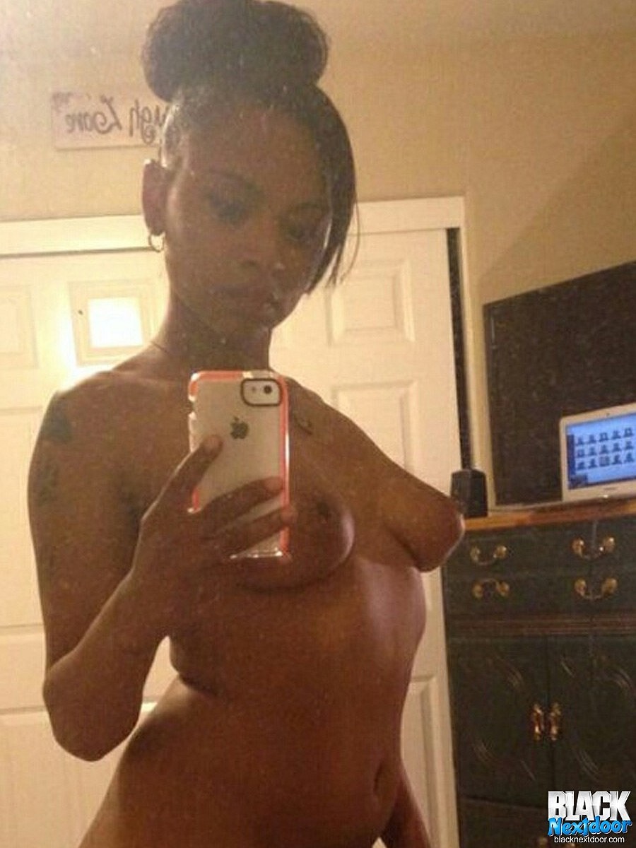 Amateur ebony selfies de ses seins sexy nus
 #67247117